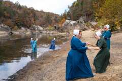 Young-Mennonites-at-the-Cumberland-River.-Whitley-County-Kentucky-2022.-Kentucky-Documentary-Photographic-Project-II.-0D0ADane-Rhys0D0A-3