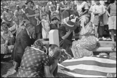 Marion-Post-Wolcott-Mother-and-widow-and-relatives-weeping-at-the-grave-of-deceased-at-memorial-meeting-near-Jackson-Kentucky-Breathitt-County-1940