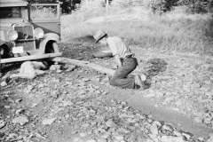 Marion-Post-Wolcott-Mountaineer-and-Marion-Post-Wolcott-changing-a-tire-with-a-fence-post-as-a-jack-Up-South-Fork-of-the-Kentucky-River-Kentucky-1940