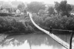 Marion-Post-Wolcott-Mountaineer-crossing-the-Kentucky-River-over-swinging-bridge-Jackson-Breathitt-County-Kentucky-1940