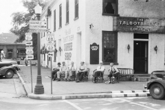Marion-Post-Wolcott-Townspeople-visiting-while-sitting-in-front-of-Old-Talbott-Tavern-on-Saturday-afternoon-Bardstown-Kentucky-1940