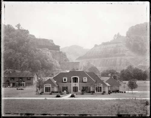 3.-Pikeville-Cut-and-House.-Pikeville-Pike-County-1977.-Kentucky-Documentary-Photographic-Project-I.-0DBill-Burke0D-3